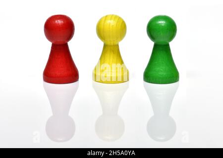 Spielfiguren in Rot, Gelb und Grün, Koalition aus SPD, FDP und Grünen, Ampel-Koalition Foto Stock