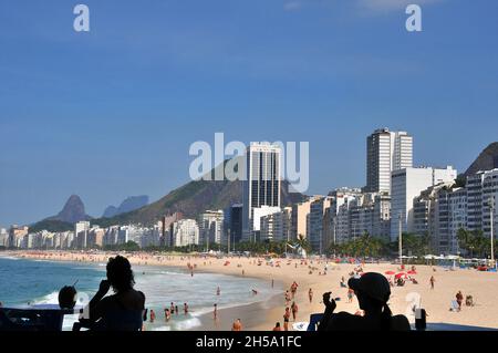 Le donne bevono sulla terrazza di una caffetteria, spiaggia di Copacabana, Rio de Janeiro, Brasile Foto Stock