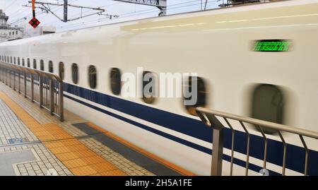 Treno superveloce Shinkansen che entra nella stazione ferroviaria di Kyoto, Giappone Foto Stock