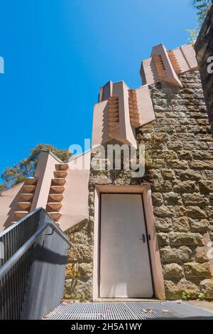 L'inceneritore Willoughby, progettato da Walter Burley Griffin ed Eric Nichols 1943, è un edificio industriale indipendente, influenzato da Myan. Foto Stock