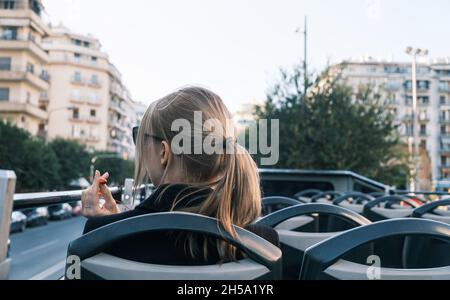 Vista posteriore a donna su autobus turistico a due piani a Salonicco, Grecia Foto Stock