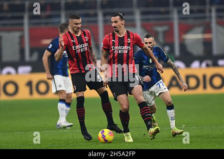 Milano, Italia. 7 novembre 2021. Rade Krunic (Milano)Zlatan Ibrahimovic (Milano)Marcelo Brozovic (Inter) durante la partita italiana 'srie A' tra Milano 1-1 Inter allo Stadio Giuseppe Meazza il 07 novembre 2021 a Milano. Credit: Maurizio Borsari/AFLO/Alamy Live News Foto Stock