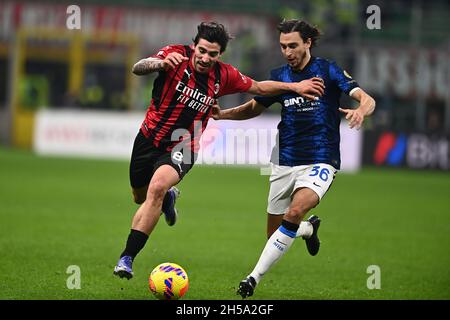 Milano, Italia. 7 novembre 2021. Sandro tonali (Milano)Matteo Darmian (Inter) durante la partita italiana 'srie A' tra Milano 1-1 Inter allo Stadio Giuseppe Meazza il 07 novembre 2021 a Milano. Credit: Maurizio Borsari/AFLO/Alamy Live News Foto Stock