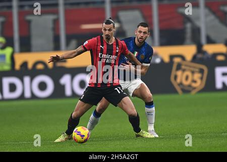 Milano, Italia. 7 novembre 2021. Zlatan Ibrahimovic (Milano)Stefan De Vrij (Inter) durante la partita italiana 'srie A' tra Milano 1-1 Inter allo Stadio Giuseppe Meazza il 07 novembre 2021 a Milano. Credit: Maurizio Borsari/AFLO/Alamy Live News Foto Stock