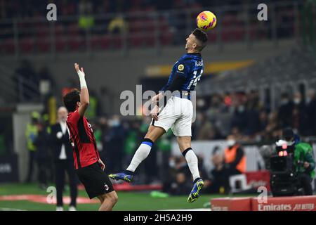 Milano, Italia. 7 novembre 2021. Ivan Perisic (Inter)Davide Calabria (Milano) in occasione della partita italiana 'spirie A' tra Milano 1-1 Inter allo Stadio Giuseppe Meazza il 07 novembre 2021 a Milano. Credit: Maurizio Borsari/AFLO/Alamy Live News Foto Stock