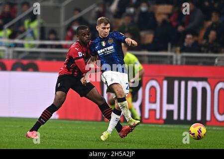 Milano, Italia. 7 novembre 2021. Nicolo Barella (Inter)Pierre Kalulu (Milano) durante la partita italiana 'spirie A' tra Milano 1-1 Inter allo Stadio Giuseppe Meazza il 07 novembre 2021 a Milano. Credit: Maurizio Borsari/AFLO/Alamy Live News Foto Stock