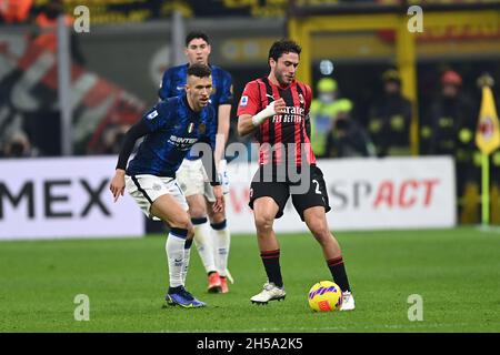 Milano, Italia. 7 novembre 2021. Davide Calabria (Milano)Ivan Perisic (Inter) durante la partita italiana 'spirie A' tra Milano 1-1 Inter allo Stadio Giuseppe Meazza il 07 novembre 2021 a Milano. Credit: Maurizio Borsari/AFLO/Alamy Live News Foto Stock