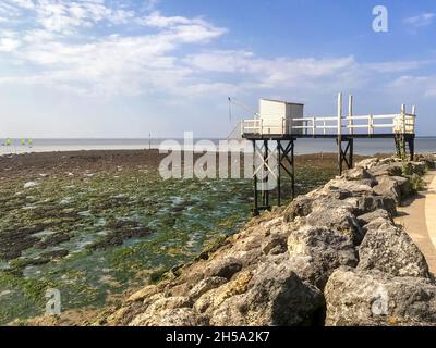 Cabina di pesca tradizionale e rete - Carrelet - a Saint Georges de Didonne, Francia Foto Stock