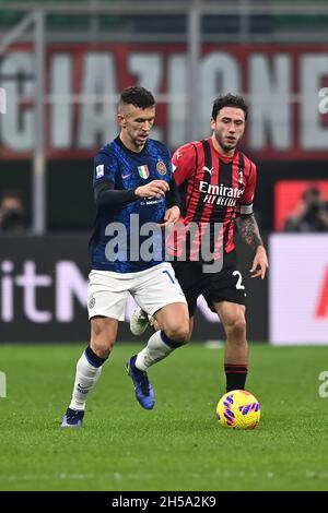 Milano, Italia. 7 novembre 2021. Ivan Perisic (Inter)Davide Calabria (Milano) in occasione della partita italiana 'spirie A' tra Milano 1-1 Inter allo Stadio Giuseppe Meazza il 07 novembre 2021 a Milano. Credit: Maurizio Borsari/AFLO/Alamy Live News Foto Stock