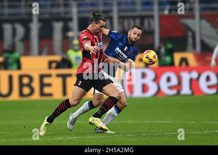 Milano, Italia. 7 novembre 2021. Zlatan Ibrahimovic (Milano)Stefan De Vrij (Inter) durante la partita italiana 'srie A' tra Milano 1-1 Inter allo Stadio Giuseppe Meazza il 07 novembre 2021 a Milano. Credit: Maurizio Borsari/AFLO/Alamy Live News Foto Stock