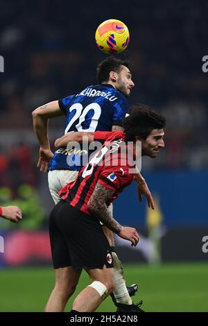 Milano, Italia. 7 novembre 2021. Hakan Calhanoglu (Inter)Sandro tonali (Milano) durante la partita italiana 'srie A' tra Milano 1-1 Inter allo Stadio Giuseppe Meazza il 07 novembre 2021 a Milano. Credit: Maurizio Borsari/AFLO/Alamy Live News Foto Stock