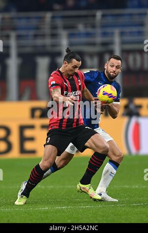 Milano, Italia. 7 novembre 2021. Zlatan Ibrahimovic (Milano)Stefan De Vrij (Inter) durante la partita italiana 'srie A' tra Milano 1-1 Inter allo Stadio Giuseppe Meazza il 07 novembre 2021 a Milano. Credit: Maurizio Borsari/AFLO/Alamy Live News Foto Stock