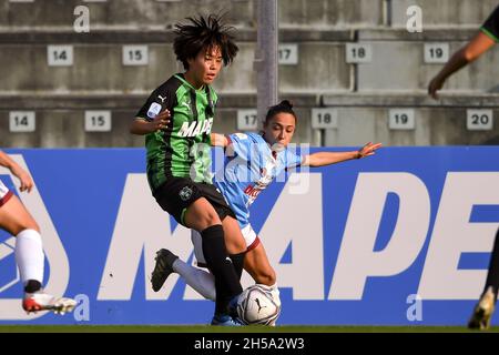 Nanoka Iriguchi (Sassuolo Women) Valentina Puglisi (Pomigliano Women) durante la partita italiana 'srie A Women' tra Sassuolo Women 4-2 Pomigliano Women allo Stadio Enzo Ricci il 07 novembre 2021 a Sassuolo, Italia. Credit: Maurizio Borsari/AFLO/Alamy Live News Foto Stock