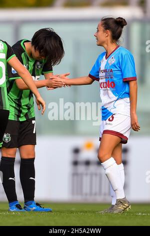 Nanoka Iriguchi (Sassuolo Women) Valentina Puglisi (Pomigliano Women) durante la partita italiana 'srie A Women' tra Sassuolo Women 4-2 Pomigliano Women allo Stadio Enzo Ricci il 07 novembre 2021 a Sassuolo, Italia. Credit: Maurizio Borsari/AFLO/Alamy Live News Foto Stock