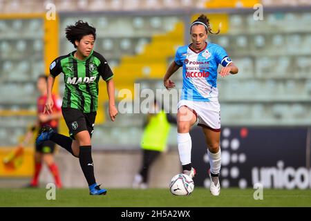 Nanoka Iriguchi (Sassuolo Women) Deborah Salvatori Rinaldi (Pomigliano Women) durante la partita italiana "srie A Women" tra Sassuolo Women 4-2 Pomigliano Women allo Stadio Enzo Ricci il 07 novembre 2021 a Sassuolo, Italia. Credit: Maurizio Borsari/AFLO/Alamy Live News Foto Stock