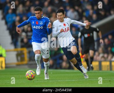 07 Novembre 2021 - Everton v Tottenham Hotspur - Goodison Park Tottenham's Son Heung-min batte con ben Gofrey durante la partita della Premier League al Goodison Park, Liverpool Picture Credit : © Mark Pain / Alamy Live News Foto Stock