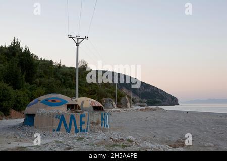 Bunker dipinti della Guerra fredda su una spiaggia turistica. Foto Stock
