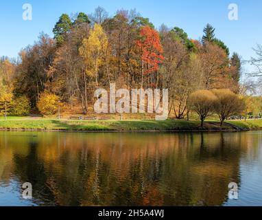 Paesaggio autunnale. Alberi autunnali con foglie colorate riflessione nel lago. Foto Stock