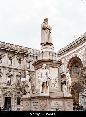 Scultura di Leonardo da Vinci vicino al Museo Nazionale della Scienza e della tecnologia. Milano, Italia Foto Stock