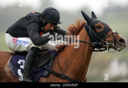 Foto di archivio datata 16-10-2020 di Cabot Cliffs indovinata da Harry Skelton vince la corsa sportiva Sky su Sky 415 Juvenile Huddle (gara GBB) all'ippodromo di Uttoxeter. Le scogliere di Cabot possono costruire sulla sua promettente rimonta corsa per sollevare il Michaelmas handicap ostacoli a Huntingdon. Data di emissione: Lunedì 8 novembre 2021. Foto Stock