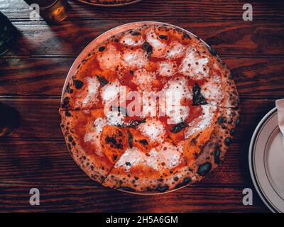 Margherita pizza con basilico dall'alto Foto Stock