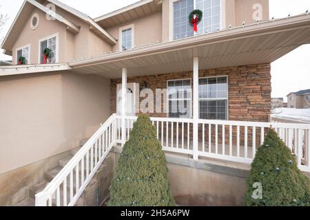 Esterno casa a due piani con luci decorative di natale e ghirlande Foto Stock