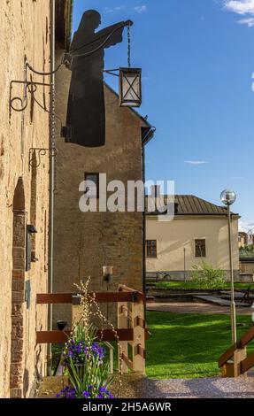 Vadstena, Svezia - 23 maggio 2021: Ingresso all'hotel monastero di Vadstena con silhouette di suora con una lanterna Foto Stock