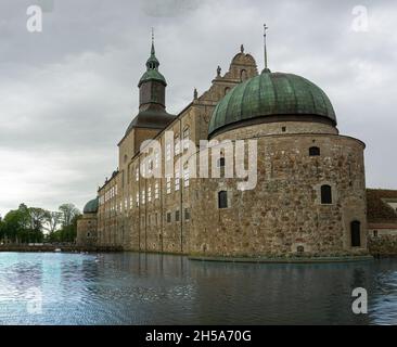 Vadstena, Svezia - 23 maggio 2021: Una parte di castello nella città medievale Vadstena con acqua intorno al castello nel chanel Foto Stock