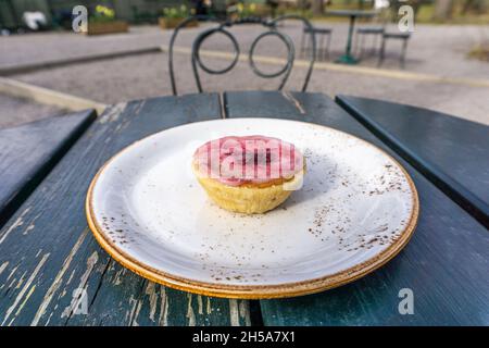 Stoccolma, Svezia - 8 aprile 2021: Pasta tipica svedese ripiena di mandorle su piatto Foto Stock