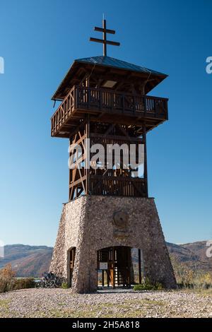 Veduta aerea della torre di avvistamento Haj nella foresta autunnale vicino a Nova Bana, Slovacchia Foto Stock