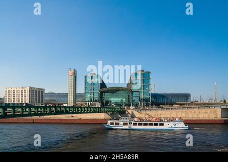 Bella vista di una nave sul fiume Sprea al ponte pedonale Gustav-Heinemann-Brücke, passando per la stazione ferroviaria principale di Berlino Hauptbahnhof... Foto Stock