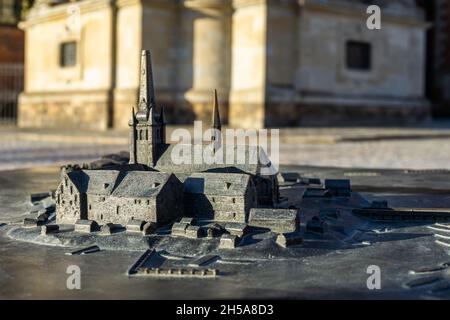 Stoccolma, Svezia - 3 aprile 2021: Modello di chiesa ed edifici storici su Riddarholmen in bronzo e vicino alla cattedrale autentica dove lo svedese k Foto Stock