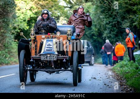 Pyecombe, 7 novembre 2021: Festeggiamo il 125° anniversario della famosa Emancipation Run del novembre 1896, un concorrente della London to Brighton Veteran Car Run scendendo Clayton Hill sull'approccio a Brighton - Credit: Andrew Hasson/Alamy Live News Foto Stock