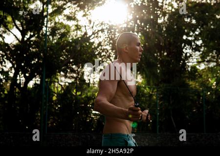 un uomo che fa con le fasce di gomma. bali Foto Stock