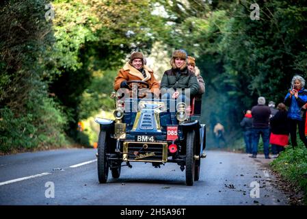 Pyecombe, 7 novembre 2021: Festeggiamo il 125° anniversario della famosa Emancipation Run del novembre 1896, un concorrente della London to Brighton Veteran Car Run scendendo Clayton Hill sull'approccio a Brighton Credit: Andrew Hasson/Alamy Live News Foto Stock