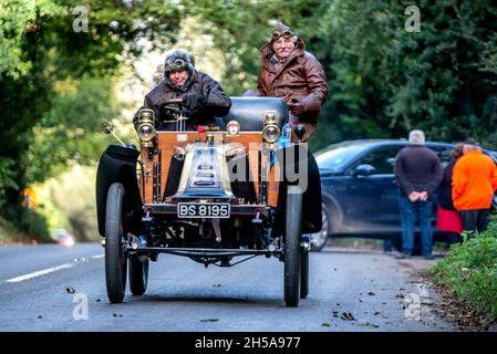 Pyecombe, 7 novembre 2021: Festeggiamo il 125° anniversario della famosa Emancipation Run del novembre 1896, un concorrente della London to Brighton Veteran Car Run scendendo Clayton Hill sull'approccio a Brighton Credit: Andrew Hasson/Alamy Live News Foto Stock