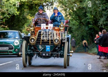 Pyecombe, 7 novembre 2021: Festeggiamo il 125° anniversario della famosa Emancipation Run del novembre 1896, un concorrente della London to Brighton Veteran Car Run scendendo Clayton Hill sull'approccio a Brighton Credit: Andrew Hasson/Alamy Live News Foto Stock