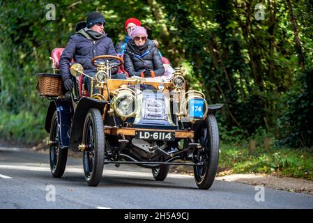 Pyecombe, 7 novembre 2021: Festeggiamo il 125° anniversario della famosa Emancipation Run del novembre 1896, un concorrente della London to Brighton Veteran Car Run scendendo Clayton Hill sull'approccio a Brighton Credit: Andrew Hasson/Alamy Live News Foto Stock