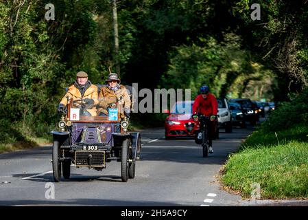 Pyecombe, 7 novembre 2021: Festeggiamo il 125° anniversario della famosa Emancipation Run del novembre 1896, un concorrente della London to Brighton Veteran Car Run scendendo Clayton Hill sull'approccio a Brighton Credit: Andrew Hasson/Alamy Live News Foto Stock