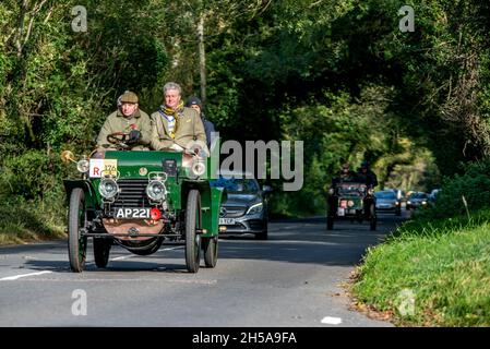 Pyecombe, 7 novembre 2021: Festeggiamo il 125° anniversario della famosa Emancipation Run del novembre 1896, un concorrente della London to Brighton Veteran Car Run scendendo Clayton Hill sull'approccio a Brighton Credit: Andrew Hasson/Alamy Live News Foto Stock