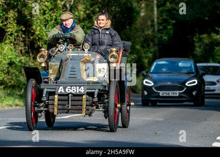 Pyecombe, 7 novembre 2021: Festeggiamo il 125° anniversario della famosa Emancipation Run del novembre 1896, un concorrente della London to Brighton Veteran Car Run scendendo Clayton Hill sull'approccio a Brighton Credit: Andrew Hasson/Alamy Live News Foto Stock