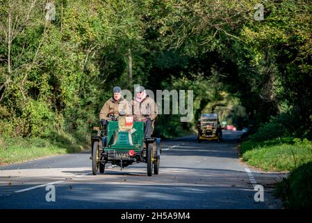 Pyecombe, 7 novembre 2021: Festeggiamo il 125° anniversario della famosa Emancipation Run del novembre 1896, un concorrente della London to Brighton Veteran Car Run scendendo Clayton Hill sull'approccio a Brighton Credit: Andrew Hasson/Alamy Live News Foto Stock