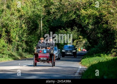 Pyecombe, 7 novembre 2021: Festeggiamo il 125° anniversario della famosa Emancipation Run del novembre 1896, un concorrente della London to Brighton Veteran Car Run scendendo Clayton Hill sull'approccio a Brighton Credit: Andrew Hasson/Alamy Live News Foto Stock