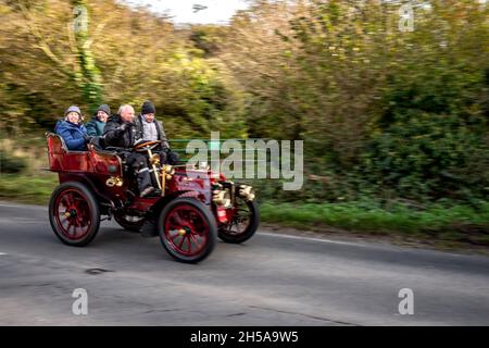 Pyecombe, 7 novembre 2021: Festeggiamo il 125° anniversario della famosa Emancipation Run del novembre 1896, un concorrente della London to Brighton Veteran Car Run scendendo Clayton Hill sull'approccio a Brighton Credit: Andrew Hasson/Alamy Live News Foto Stock