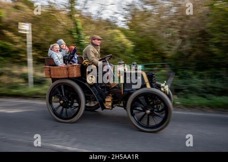 Pyecombe, 7 novembre 2021: Festeggiamo il 125° anniversario della famosa Emancipation Run del novembre 1896, un concorrente della London to Brighton Veteran Car Run scendendo Clayton Hill sull'approccio a Brighton Credit: Andrew Hasson/Alamy Live News Foto Stock