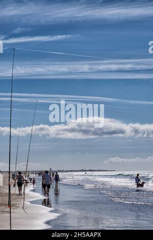 Pesca e passeggiate sulla spiaggia di Conil de la Frontera in Andalusia, Spagna Foto Stock