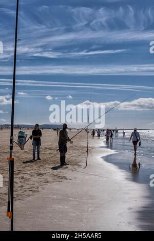 Uomo che pesca sulla spiaggia a Conil de la Frontera in Andalusia meridionale, Spagna Foto Stock