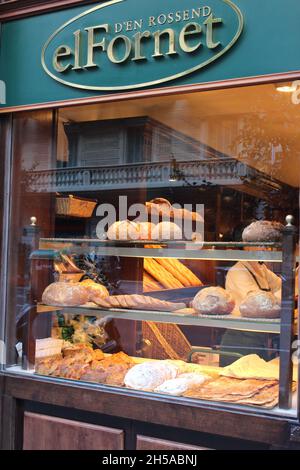 Pane delizioso in una bella panetteria spagnola. Diversi tipi di pane su scaffali da forno. Barcellona - Catalogna - Spagna. Novembre 2011 Foto Stock