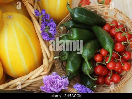 Meloni coreani con peperoni Jalapeno e pomodori ciliegini in vendita al mercato agricolo Foto Stock