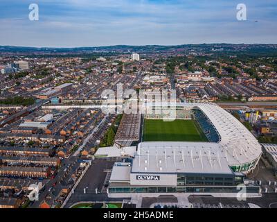 Fotografia aerea dello stadio di calcio del Windsor Park e dell'Olympia Leisure Centre, Belfast, Irlanda del Nord Foto Stock